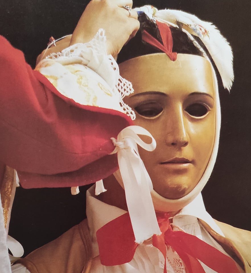 La maschera tipica del cavaliere capo corsa della Sartiglia