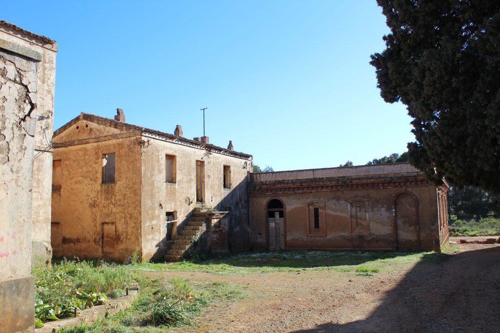 Alcuni degli edifici del villaggio fantasma Asproni